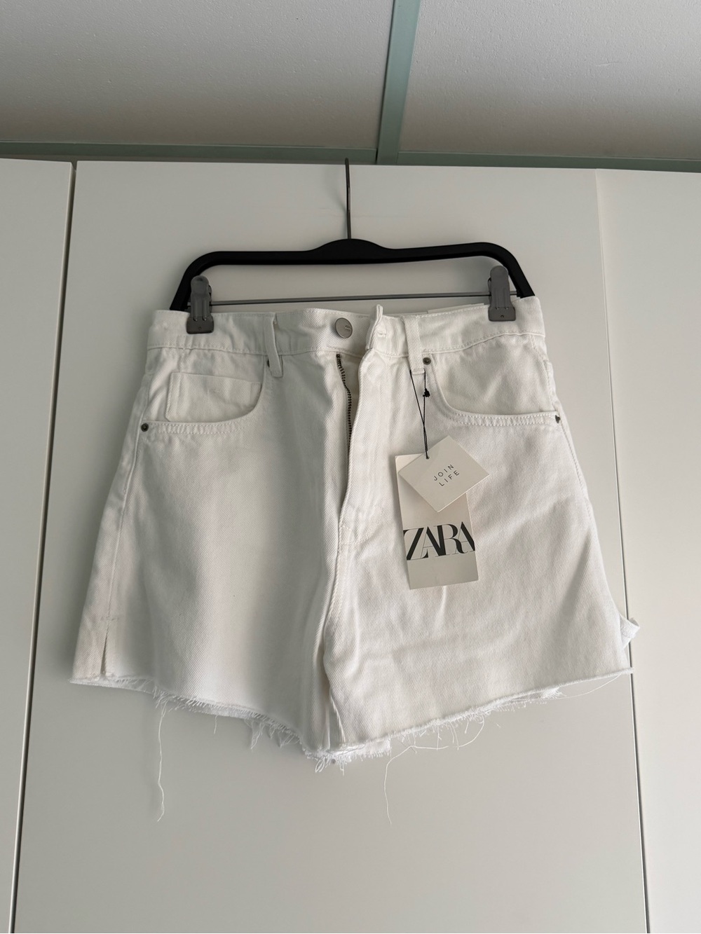 Zara White Frayed-Hem Denim Shorts